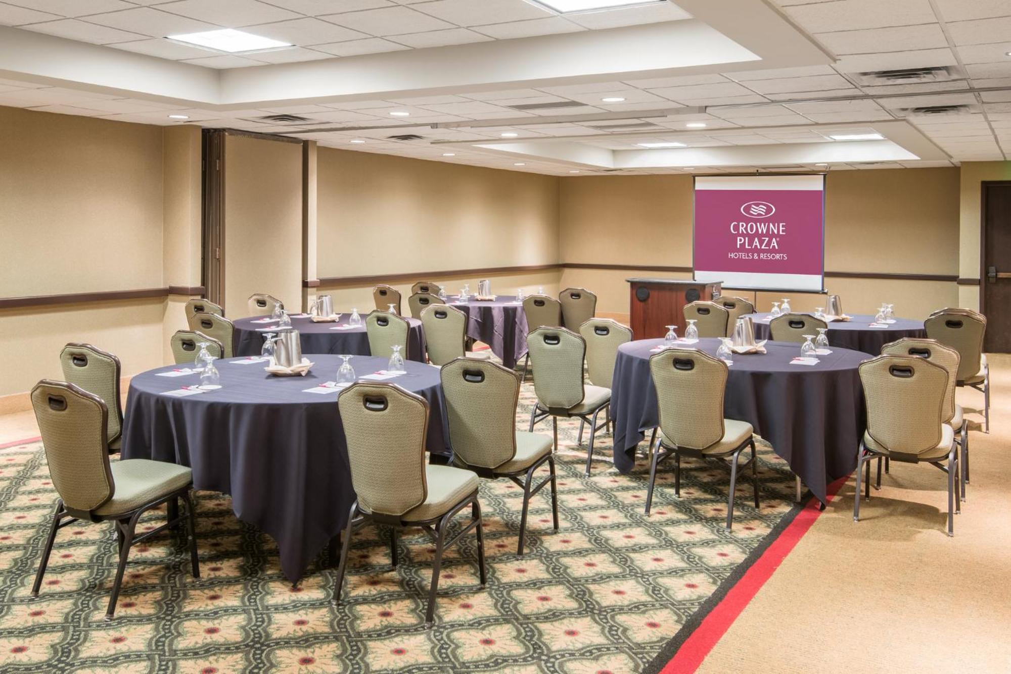 Crowne Plaza Indianapolis-airport By Ihg Hotel